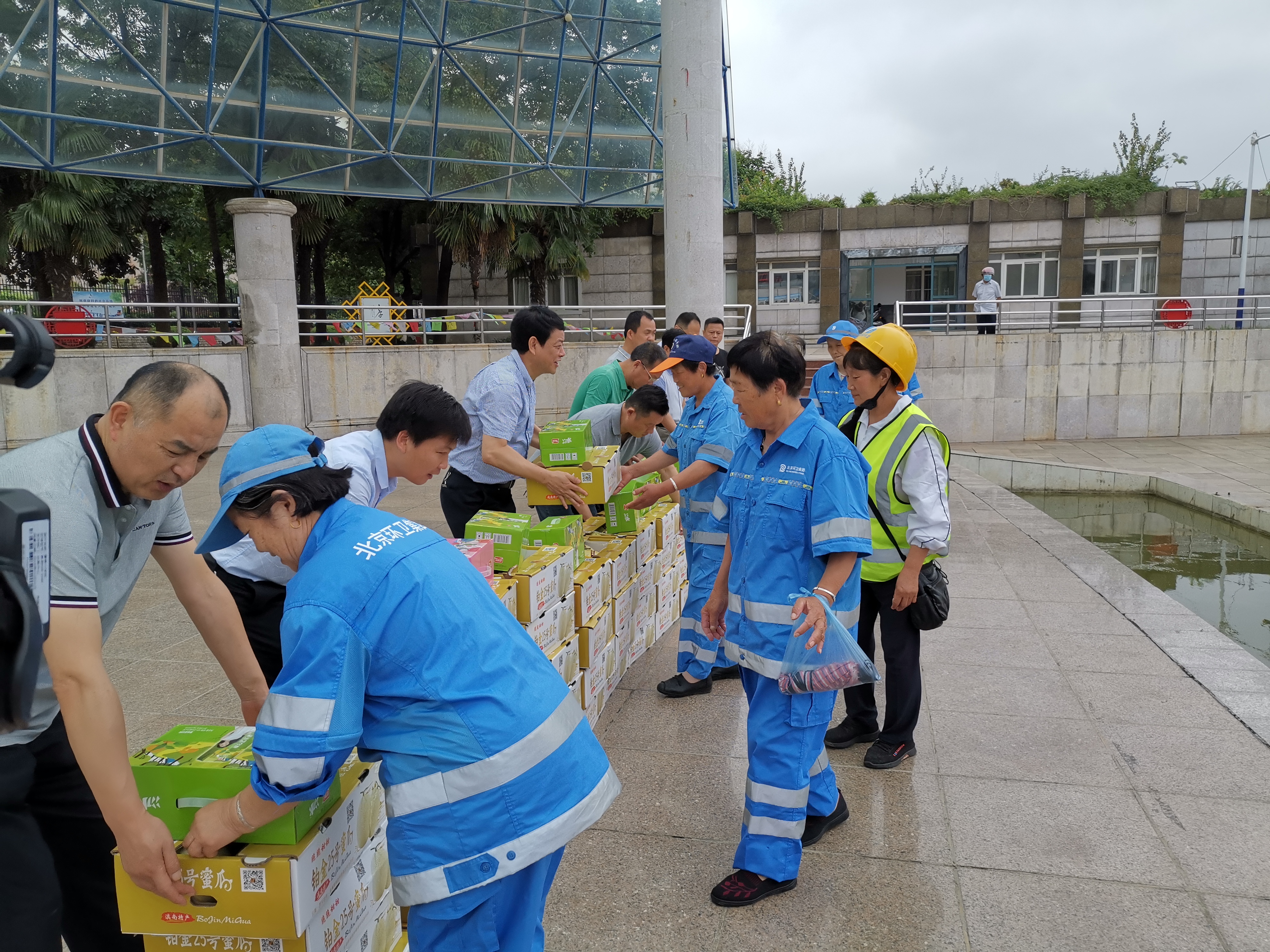 市工商联开展“夏送清凉 愛满亭城”关爱行活动